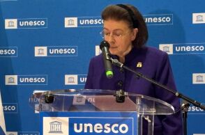 Η Λίνα Μενδώνη εγκαινίασε στην Unesco έκθεση για την ελληνική γλώσσα, αναδεικνύοντας τον ρόλο της ως θεμέλιο πολιτισμού και δημοκρατίας.