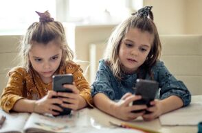 Παπαστεργίου για social media: Τα παιδιά μας κινδυνεύουν - Ερχονται απαγορεύσεις και περιορισμοί ανάλογα με την ηλικία