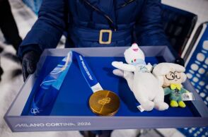 Οι διοργανωτές των Χειμερινών Ολυμπιακών 2026 εντόπισαν το πρόβλημα που έκανε μετάλλια να σπάνε και δεσμεύονται να επισκευάσουν όσα απονεμήθηκαν 