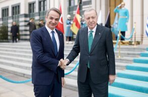 O Κυριάκος Μητσοτάκης και ο Ρετζέπ Ταγίπ Ερντογάν έξω από το Λευκό Παλάτι της Άγκυρας