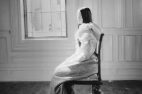 Η Στέγη Ιδρύματος Ωνάση παρουσιάζει τη μεγαλύτερη έκθεση φωτογραφίας του Γιώργου Λάνθιμου, με 182 έργα και νέο υλικό από τις ταινίες και την Ελλάδα.