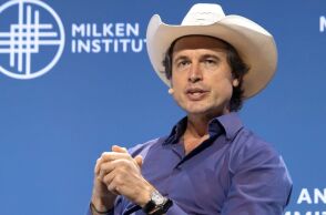 Νέα στοιχεία από το υπουργείο Δικαιοσύνης των ΗΠΑ δείχνουν ότι ο Τζέφρι Έπσταϊν κανόνιζε γνωριμίες και ραντεβού για τον Κίμπαλ Μασκ, μέλος του δ/σ της Tesla.