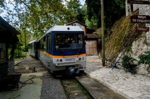 Έφτασαν στο Διακοπτό οι 77 επιβάτες του Οδοντωτού που είχαν εγκλωβιστεί στην αμαξοστοιχία λόγω βλάβης