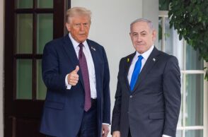 Στον Λευκό Οίκο ο Μπενιαμίν Νετανιάχου για το πυρηνικό πρόγραμμα του Ιράν - Ο Τραμπ προειδοποιεί με στρατιωτικά πλήγματα αν δεν υπάρξει συμφωνία για τους πυραύλους.