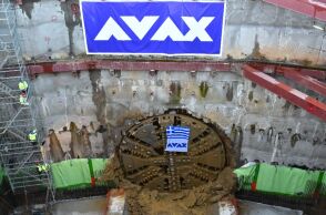 O μετροπόντικας «Αθηνά» στον σταθμό του Ευαγγελισμού