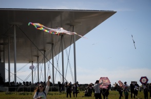 Πολίτες πετούν χαρταετό στο πάρκο του ιδρύματος Πολιτισμού «Σταύρος Νιάρχος»