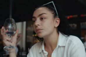 Η ποπ σταρ Charli XCX αναλαμβάνει τον πρώτο της μεγάλο δραματικό ρόλο στην ταινία Erupcja - Κυκλοφόρησε το πρώτο τρέιλερ