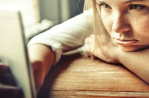 Η προβληματική χρήση κινητών και social media σε εφήβους συνδέεται με αυξημένο κίνδυνο ψυχικών διαταραχών και χρήσης ουσιών, σύμφωνα με νέα μελέτη.