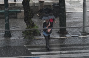 Πολίτες με ομπρέλες εν μέσω καταιγίδας