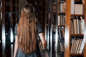 Μελέτη δείχνει ότι ανάγνωση, γραφή και εκμάθηση γλωσσών μειώνουν τον κίνδυνο άνοιας κατά σχεδόν 40%, καθυστερώντας τη νόσο έως 7 έτη