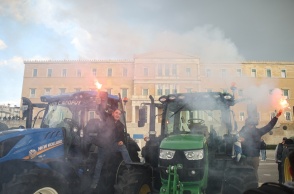 Αγρότες πάνω στα τρακτέρ τους μπροστά από τη Βουλή στο Σύνταγμα