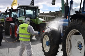 Οι αγρότες κατεβαίνουν στο Σύνταγμα - Δείτε εικόνες από την απολύμανση των τρακτέρ και το κομβόι