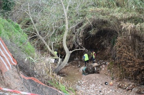 Αυτοψία Χαρδαλιά στο ρέμα της Πικροδάφνης - Σε εξέλιξη τα έργα μετά τις πλημμύρες του Δεκεμβρίου