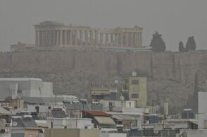 H αφρικανική σκόνη «έπνιξε» την Αθήνα: Αποπνικτική η ατμόσφαιρα 
