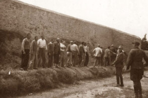 Φωτογραφία που φέρεται να απεικονίζει την εκτέλεση 200 Ελλήνων αντιστασιακών στο Σκοπευτήριο της Καισαριανής το 1944