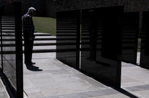 Το Athens Review of Books παρουσιάζει τον διορθωμένο κατάλογο των 200 της Καισαριανής, επισημαίνοντας λάθη και παραποιήσεις που διατηρήθηκαν επί δεκαετίες.