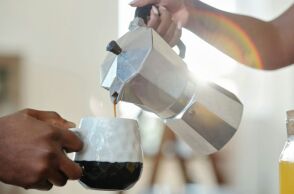 Μελέτη σε 131.000 άτομα δείχνει ότι 2-3 φλιτζάνια καφέ ή τσαγιού μειώνουν τον κίνδυνο άνοιας έως 20% - Η καφεΐνη φαίνεται να προσφέρει νευροπροστασία.