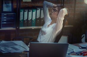 Burnout: Γιατί δεν φταίει (μόνο) η δουλειά και γιατί δεν αρκεί μια άδεια όταν νιώθουμε υπερκόπωση