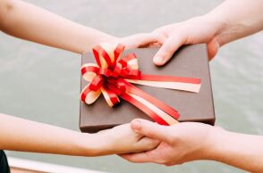 Ποιοι γιορτάζουν σήμερα 18 Φεβρουαρίου 2026; Το εορτολόγιο της Athens Voice σου τους θυμίζει. Μην ξεχάσεις να τους δώσεις τις καλύτερες ευχές σου!