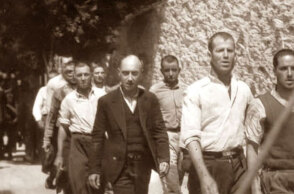 Φωτογραφία που φέρεται να απεικονίζει την εκτέλεση 200 Ελλήνων αντιστασιακών στο Σκοπευτήριο της Καισαριανής το 1944