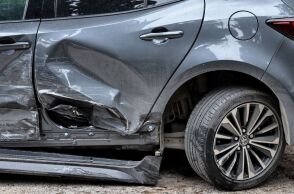 Ποινική δίωξη για την 36χρονη τραγουδίστρια που οδηγώντας μεθυσμένη στο Κολωνάκι προκάλεσε συνεχόμενες εκτεταμένες ζημιές σε πέντε σταθμευμένα οχήματα.