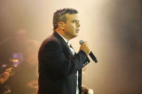 Μανώλης Λιδάκης (1960-2025): Το οδοιπορικό του πιο αισθαντικού τραγουδιστή των τελευταίων ετών