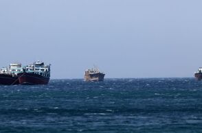 To Ιράν κλείνει τα στενά του Ορμούζ - Ο Χαμενεΐ απειλεί να βυθίσει το αεροπλανοφόρο Lincoln