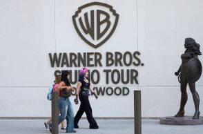 Η Warner Bros Discovery δίνει 7 ημέρες στην Paramount για βελτιωμένη προσφορά, ενώ παραμένει δεσμευμένη στη συμφωνία με το Netflix.