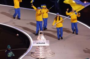 Ρωσίδα κράτησε το πλακάτ της ουκρανικής αποστολής στην τελετή έναρξης των Χειμερινών Ολυμπιακών Αγώνων, στέλνοντας μήνυμα συμπαράστασης κατά του πολέμου.