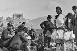 «Η Αθήνα από την Ανατολή στη Δύση, 1821-1896» Κόσμος στον λόφο του Φιλοπάππου (1890) Φωτογραφία του  W. J. Woodhouse, καθηγητή κλασικής λογοτεχνίας.   Ευγενική παραχώρηση Sydney University