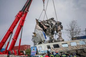 Γερανός στον τόπο του δυστυχήματος στα Τέμπη