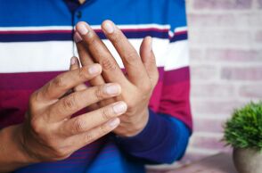 Δεν υπάρχει καμία θεραπεία για την αμυοτροφική πλευρική σκλήρυνση (ALS), ωστόσο υπάρχουν ορισμένες αγωγές που μπορούν να επιβραδύνουν την εξέλιξη της νόσου