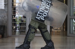 Θεσσαλονίκη: Αναβλήθηκε για τον Μάιο η δίκη των 38 μετά την αστυνομική επιχείρηση στο ΑΠΘ - Οι κατηγορούμενοι διώκονται για διατάραξη λειτουργίας υπηρεσίας.