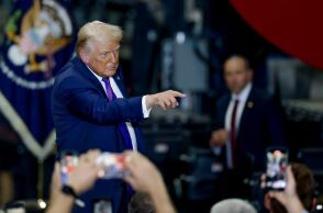 Τραμπ: Εξετάζω το ενδεχόμενο μιας περιορισμένης επίθεσης στο Ιράν