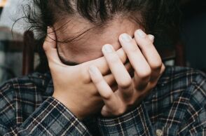 Κορίτσι καλύπτει τα μάτια του με τα χέρια 