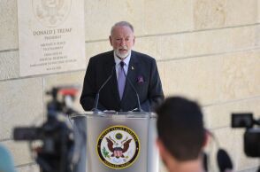 Ο Αμερικανός πρεσβευτής Μάικ Χάκαμπι δηλώνει ότι «θα ήταν εντάξει» αν το Ισραήλ καταλάμβανε όλα τα εδάφη της Μέσης Ανατολής, προκαλώντας αντιδράσεις.