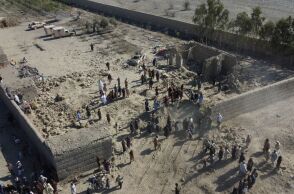 Το Πακιστάν έπληξε στόχους στο Αφγανιστάν - Οι Ταλιμπάν μιλούν για 18 νεκρούς, ενώ η Καμπούλ καταγγέλλει πλήγματα σε σπίτια και σχολείο.