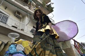 Κορυφώνονται οι απόκριες στην Αθήνα με μεγάλη παρέλαση στο κέντρο και πάρτι στην πλατεία Κοτζιά - Παραδοσιακό γλέντι και χαρταετοί στου Φιλοπάππου.