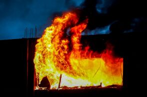 Φλόγες από την πυρκαγιά σε επιχείρηση αθλητικών ειδών στα Σπάτα