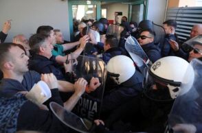 Σκηνή από τη σύγκρουση διαδηλωτών και ΜΑΤ έξω από τα ΤΕΠ του Γενικού Κρατικού Νίκαιας