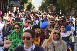 Live από την Πάτρα: Κορύφωση του καρναβαλιού με τη μεγάλη παρέλαση και 50.000 καρναβαλιστές - Το βράδυ η τελετή λήξης με κάψιμο του βασιλιά και πυροτεχνήματα.