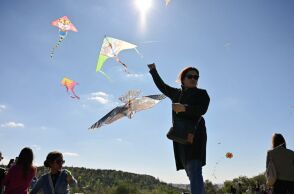 Καθαρά Δευτέρα: Πλημμύρισε από κόσμο ο λόφος Φιλοπάππου για το παραδοσιακό γλέντι του Δήμου Αθηναίων - Χαρταετοί, λαγάνες και σαρακοστιανά 