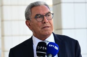 Ο δικηγόρος Βασίλης Καπερνάρος κατήγγειλε βανδαλισμό στο γραφείο του - Άγνωστοι έγραψαν συνθήματα στην είσοδο και πέταξαν τρικάκια