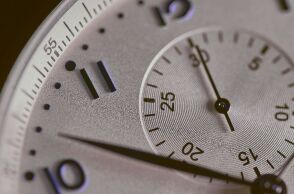 Αλλαγή ώρας 2026: Σε πόσες μέρες γυρίζουμε τα ρολόγια μας μία ώρα μπροστά