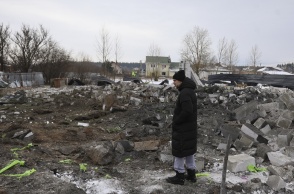 Άτομο σε ερειπωμένη περιοχή του Κιέβου εν μέσω πολέμου