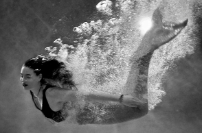 Αλήθειες | Η γοργόνα: Η γυναίκα που δεν χωρά στο «πρέπει»