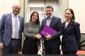 Το ΕΚΚΟΜΕΔ και το Netflix υπογράφουν Μνημόνιο Συνεργασίας για την κατάρτιση Ελλήνων δημιουργών, ενισχύοντας την εξωστρέφεια της εγχώριας βιομηχανίας.