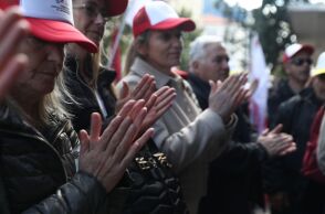 Οι εργαζόμενοι σε επισιτισμό και τουρισμό πραγματοποιούν πορεία στο Μέγαρο Μαξίμου, διεκδικώντας συλλογικές συμβάσεις και ενίσχυση του ταμείου ανεργίας.