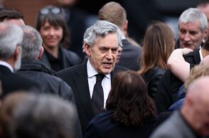 Ο Γκόρντον Μπράουν ηγείται των αποκαλύψεων για το σκάνδαλο Έπσταϊν στη Βρετανία, οδηγώντας σε συλλήψεις υψηλόβαθμων προσώπων και του πρίγκιπα Άντριου.