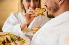 Είναι αλήθεια ότι οι άνδρες χρειάζονται περισσότερες θερμίδες από τις γυναίκες;